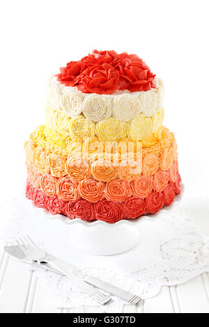 Hochzeitstorte mit Buttercreme Rosen Stockfoto