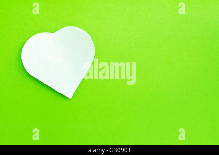 Weiße Notizpapier befestigt auf grünem Hintergrund Stockfoto