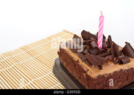 Geburtstag-Schokoladenkuchen in isolierten Schuss Stockfoto