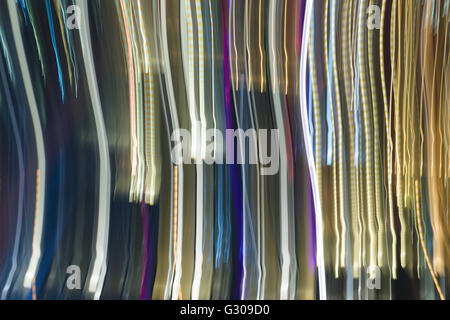 Blurred colored light traces of light bulbs on a dark night background. Stockfoto