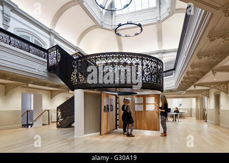 Lehre-Crit in wichtigsten Atrium unter zentrale Treppe. Boardman Haus, Norwich, Vereinigtes Königreich. Architekt: Hudson Architekten, 2016. Stockfoto