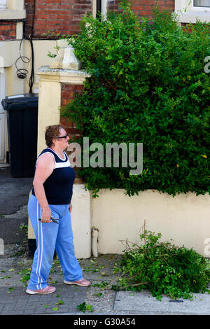 ältere Frauen trimmen Büsche vor Garten-uk Stockfoto