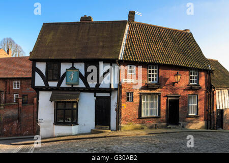 Fachwerk Harlekin, antike Buchladen in historischen Gebäude, steile Hügel, Cathedral Quarter, Lincoln, Lincolnshire, England Stockfoto