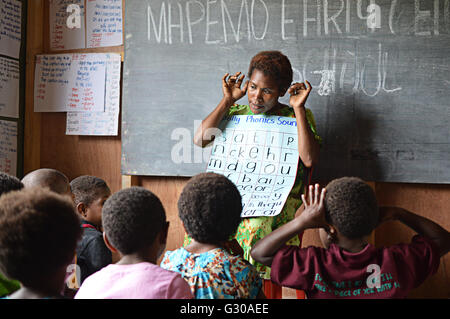 Frühen Kindheit Lehrer Unterricht eine ganze Klasse Phonics Sitzung am Mapemo früh Lernzentrum in Goroka, Papua-Neu-Guinea Stockfoto