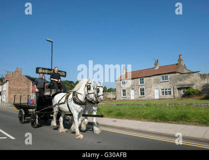 Fässer Bier werden an lokalen Pubs von Pferden gezogene Wagen Form die Samuel Smith alte Brauerei in Tadcaster in Selby geliefert. Stockfoto