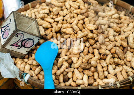 Ungeschälte Erdnüsse auf den Verkauf in der Straßenhändler Stall, Reklamationsgebiet, Cebu City, Philippinen Stockfoto