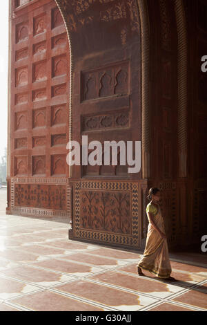 Inderin in traditioneller Tracht, die zu Fuß in die Moschee von der Taj Mahal, Agra, Uttar Pradesh, Indien, Asien Stockfoto