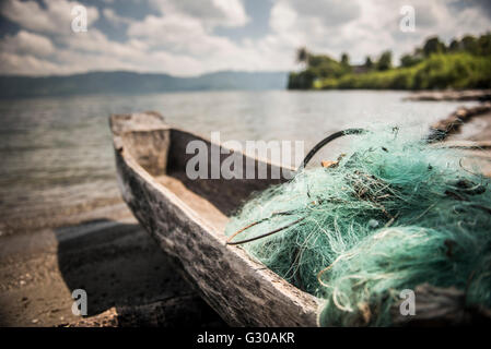 Fischernetze in einem Fischerdorf Boot am Lake Toba (Danau Toba), Nord-Sumatra, Indonesien, Südostasien, Asien Stockfoto