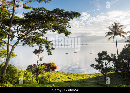 Lake Toba (Danau Toba) und Angelboote/Fischerboote bei Sonnenaufgang, Nord-Sumatra, Indonesien, Südostasien, Asien Stockfoto