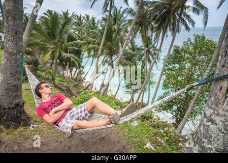 Tourist in einer Hängematte am Strand, Pulau Weh Insel, Aceh Provinz, Sumatra, Indonesien, Südostasien, Asien Stockfoto