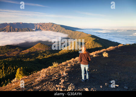 Frau am Birigoyo Berg, Cumbre Nueva und Cumbre Vieja bei Sonnenuntergang, UNESCO-Biosphärenreservat La Palma, Kanarische Inseln Stockfoto