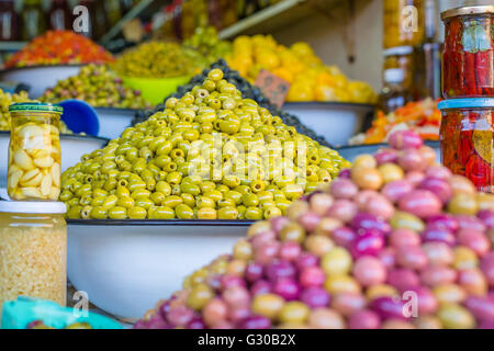 Olive-Stand auf dem Platz Djemaa el Fna in der Medina von Marrakesch, Marokko, Nordafrika, Afrika Stockfoto