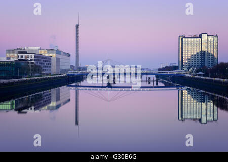 Glocken-Brücke über den River Clyde, Glasgow, Schottland, Vereinigtes Königreich, Europa Stockfoto