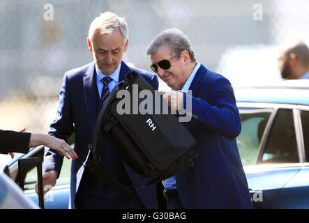 England-Manager Roy Hodgson am Flughafen Luton. Stockfoto