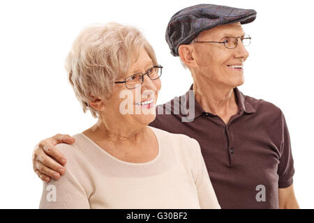 Studio erschossen von einem älteren Ehepaar umarmt und in der Ferne suchen isoliert auf weißem Hintergrund Stockfoto