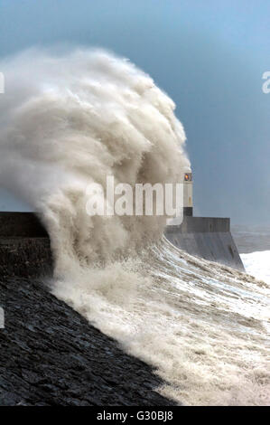 Riesige Wellen gegen die Hafenmauer in Porthcawl, Bridgend, Wales, Vereinigtes Königreich, Europa Stockfoto