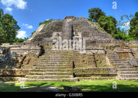 Stuck-Maske (links), der hohen Tempel, Maya-Stätte Lamanai, Belize, Mittelamerika Stockfoto