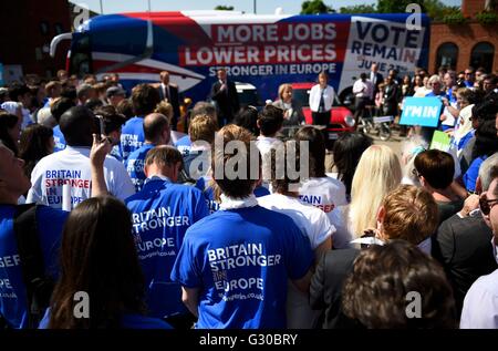 (Links-rechts hinten) Liberaler Demokrat Führer Tim Farron, Premierminister David Cameron und Labour MP Harriet Harman anhören grün Parteichef Natalie Bennett bei einem Großbritannien stärker In Europa-Kampagne-Event im Oval Cricket ground in London. Stockfoto