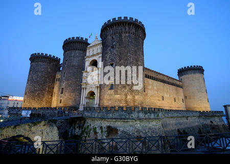 Castel Nuovo (Maschio Angioino), befindet sich eine mittelalterliche Burg vor der Piazza Municipio, Neapel, Kampanien, Italien, Europa Stockfoto