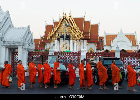 Mönche, die morgen Almosen, The Marble Temple (Wat Benchamabophit), Bangkok, Thailand, Südostasien, Asien Stockfoto