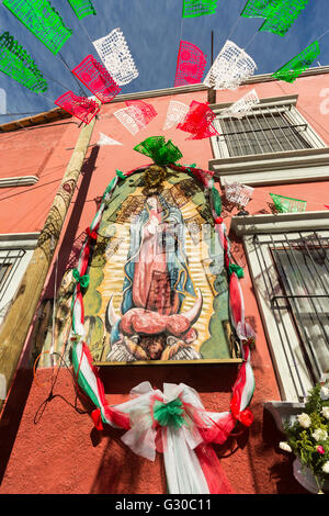 Ein Heiligtum der Jungfrau von Guadalupe ist an einer Straßenecke in San Miguel de Allende, Mexiko eingerichtet. Stockfoto