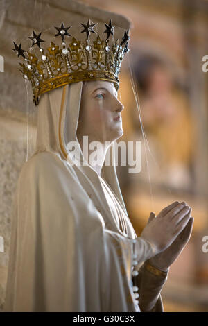 Statue der Jungfrau Maria mit Krone im Inneren der Pfarrkirche Saint-Thegonnec, Finistere, Bretagne, Frankreich, Europa Stockfoto