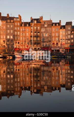 Saint Catherine Quay in Vieux Bassin bei Sonnenaufgang, Honfleur, Normandie, Frankreich, Europa Stockfoto