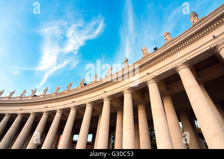 Berninis 17. Jahrhundert Kolonnade und Statuen von Heiligen, Petersplatz, Vatikan, UNESCO, Rom, Latium, Italien Stockfoto