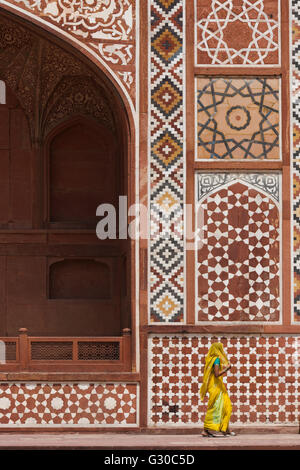 Inderin in traditioneller Tracht vorbei an Akbar Mausoleum in Sikandra, Uttar Pradesh, Indien, Asien Stockfoto