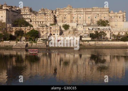 City Palace Museum in Udaipur, gesehen vom Lake Pichola, Udaipur, Rajasthan, Indien, Asien Stockfoto