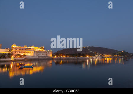 City Palace in Udaipur in der Nacht, spiegelt sich im Pichola-See, Udaipur, Rajasthan, Indien, Asien Stockfoto