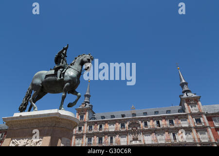 Statue von Felipe III und die gemalten Casa De La Panaderia auf der Plaza Mayor in Madrid, Spanien, Europa Stockfoto