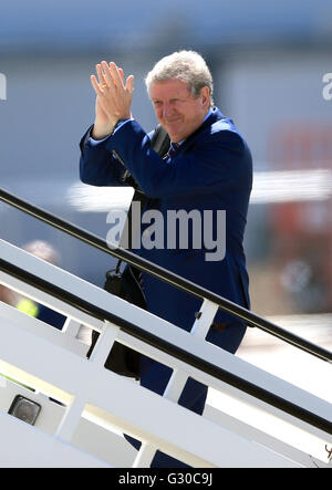 England-Manager Roy Hodgson besteigt das Flugzeug am Flughafen Luton. Stockfoto