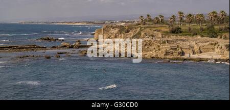 Panorama von Port Ruinen in Caesarea Maritima, genannt Caesarea Palaestina von 133 n. Chr., war ein Hafen gebaut von Herodes Stockfoto