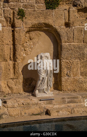 Antike Statue Fragment in Römer Villa Ruinen in Caesarea Maritima (griechisch: παράλιος Καισάρεια), genannt Caesarea Palaestina Stockfoto