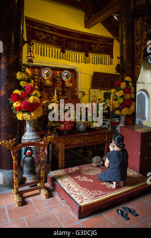 Eine Frau, die das beten in der Bach-Ma-Tempel, Hanoi, Vietnam. Stockfoto