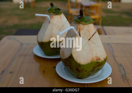 Junge Kokosnüsse liefern eine feuchtigkeitsspendende Erfrischungsgetränk in tropischen Orten wo sie grün geerntet werden. Stockfoto