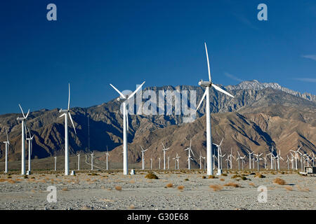 Windmühlen und San Jacinto Mountains (Mount San Jacinto, 10.831 ft.), San Gorgonio Pass Wind Farm, in der Nähe von Palm Springs, Kalifornien Stockfoto