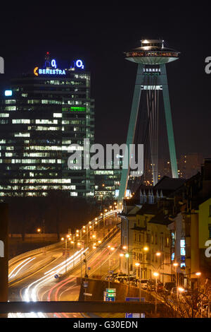 Aupark Turm und Brücke am SNP mit Turmrestaurant in UFO-Form, Slowakei, Bratislava (Pressburg) Stockfoto