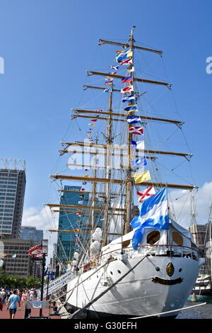 Ein schönes Schiff geparkt in Baltimore inner harbor Stockfoto