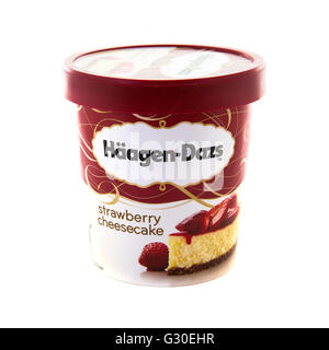 Wanne mit Häagen-Dazs Strawberry Cheesecake-Eis auf einem weißen Hintergrund Stockfoto