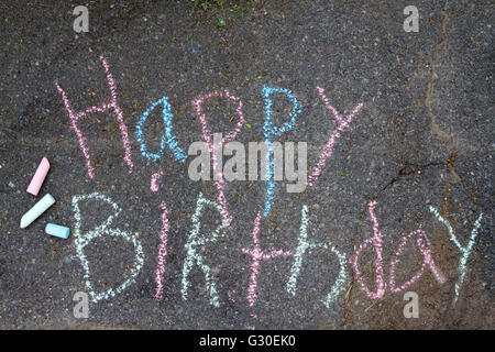 Happy Birthday geschrieben mit Kreide auf asphalt Stockfoto