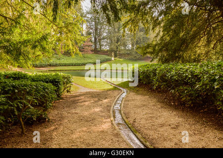 Bach und Teich in Rousham Gardens, Oxfordshire, Vereinigtes Königreich. Stockfoto