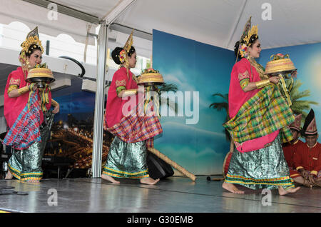 Madrid, Spanien, 4 St Juni 2016.  Eine Tänzer-Ansicht in einer Phase des indonesischen gemeinsame Basars 2016 organisiert von indonesischen Botschaft. Stockfoto