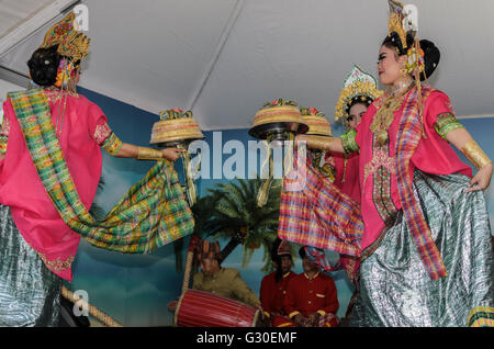 Madrid, Spanien, 4 St Juni 2016.  Eine Tänzer-Ansicht in einer Phase des indonesischen gemeinsame Basars 2016 organisiert von indonesischen Botschaft. Stockfoto