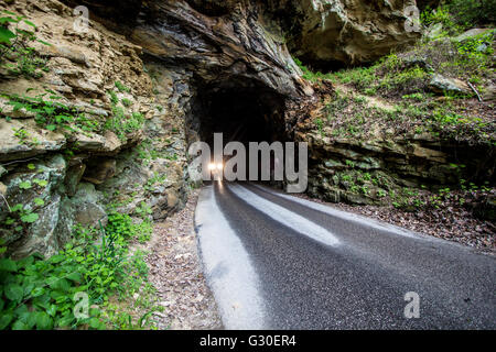 Die 900 Fuß Nada Tunnel in der Red River Gorge in Kentucky. Für den Verkehr geöffnet, die erschütternde Einweg-Tunnel ist eine Durchgangsstraße für Stockfoto