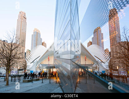 Oculus, dem Verkehrsknotenpunkt vom Architekten Santiago Calatrava, auf das WTC 9/11 Memorial Plaza in Manhattan, New York City. Stockfoto