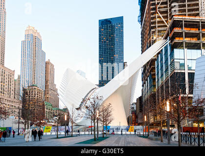 Oculus, dem Verkehrsknotenpunkt vom Architekten Santiago Calatrava, auf das WTC 9/11 Memorial Plaza in Manhattan, New York City. Stockfoto