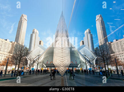 Oculus, dem Verkehrsknotenpunkt vom Architekten Santiago Calatrava, auf das WTC 9/11 Memorial Plaza in Manhattan, New York City. Stockfoto