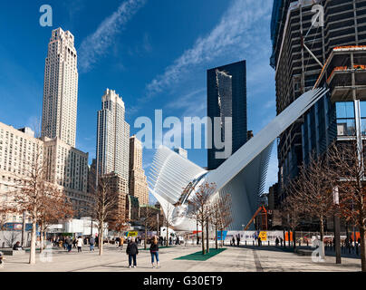 Oculus, dem Verkehrsknotenpunkt vom Architekten Santiago Calatrava, auf das WTC 9/11 Memorial Plaza in Manhattan, New York City. Stockfoto